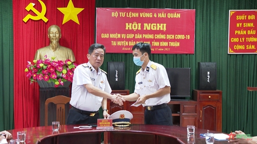 Vùng 4 Hải quân xuất quân hỗ trợ huyện đảo Phú Quý chống dịch Covid-19